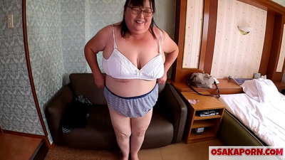 Ang tambok nga Hapones nga inahan nagpakita sa iyang dagkong mga suso ug nalingaw og sex toy. Usa ka 51-anyos nga inahan nga taga-Asia ang naghisgot bahin sa iyang kasinatian sa sekso. Yukiko 1 OSAKAORN fatty milf